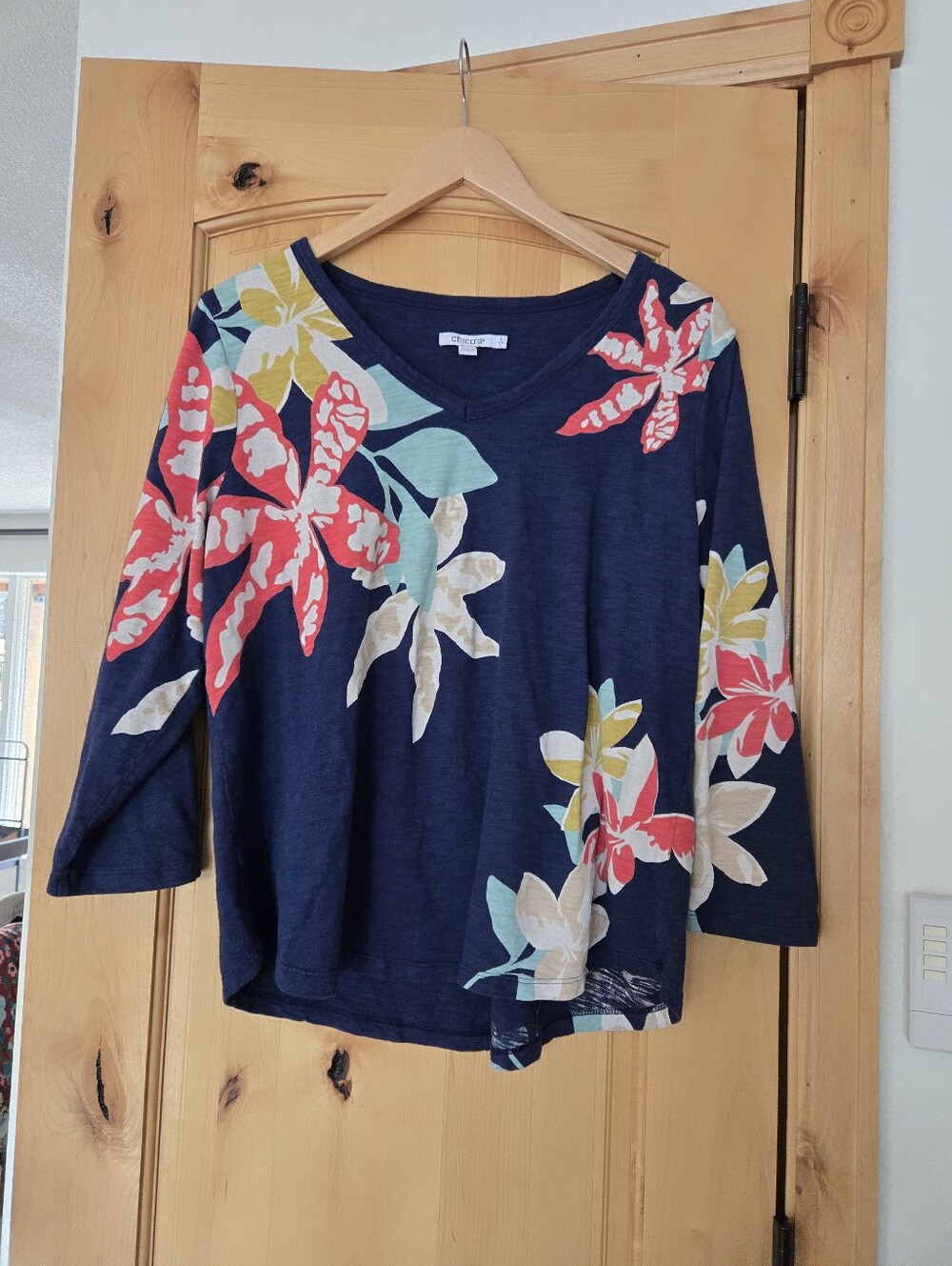 Chico's Navy Floral V-Neck Top with Coral & Mint Blooms Large
